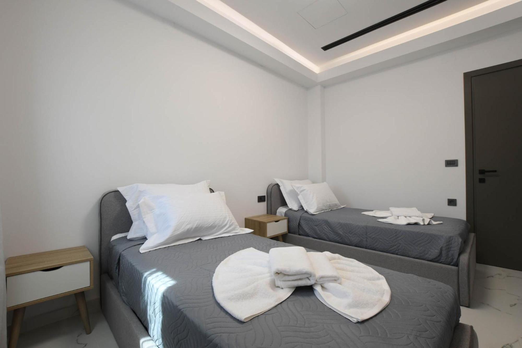 Orion Eco Suites Karteros Quarto foto