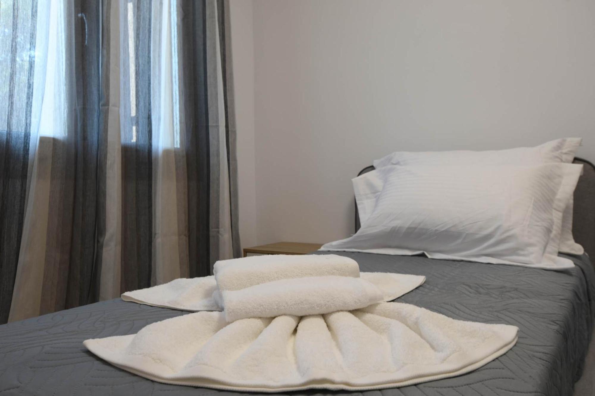 Orion Eco Suites Karteros Quarto foto